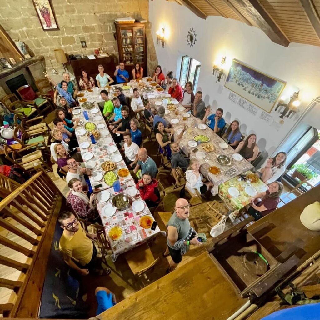 그라뇽 알베르게 식사 장면